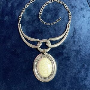 💙 5 for $25 💙 Silvertone Necklace with Beautiful Cream Color Pendant & Earrings
